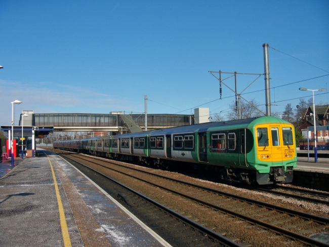 319216 and 319423 at Bedford (14/2/09)