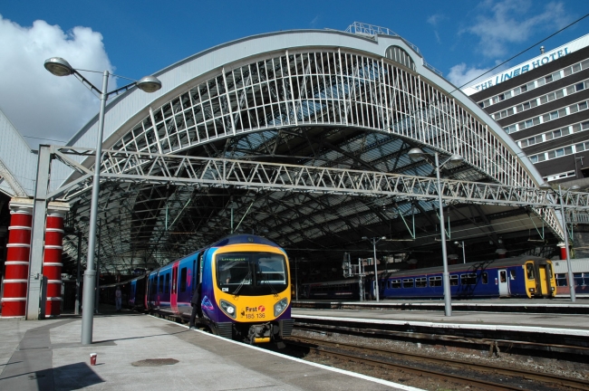 185136 and 156424 at Liverpool Lime Street (29/8/07)
