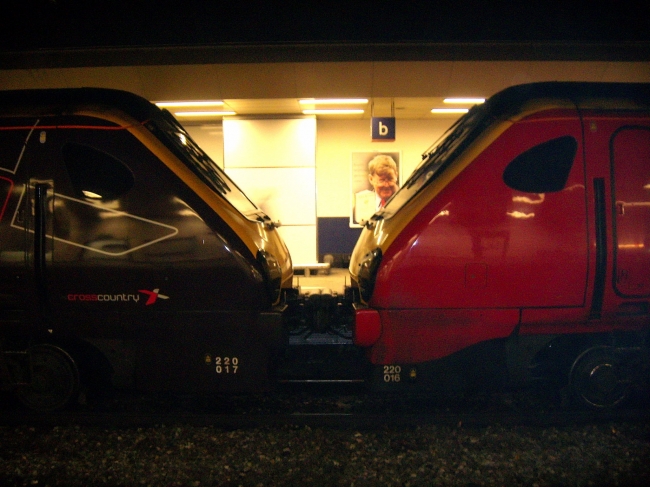 220016 and 220017 at Birmingham New Street (23/12/07)