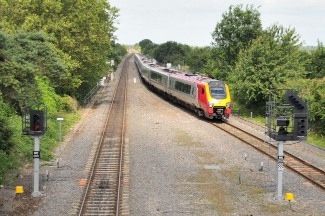 221112 and 221113 at Bicester North (28/6/08)