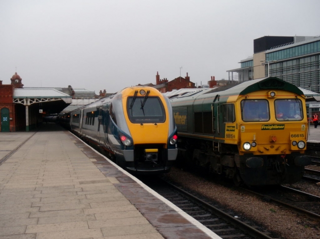 222003 and 66615 at Nottingham (22/3/08)