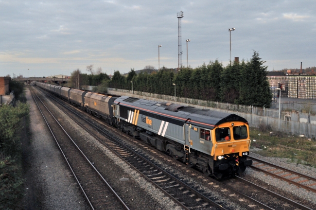 66302 at Burton-on-Trent (5/4/09)