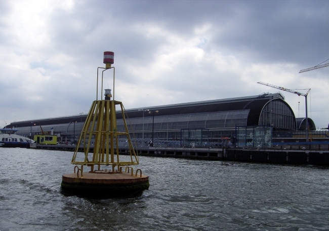 Surrounded by water: Amsterdam Centraal (NL)