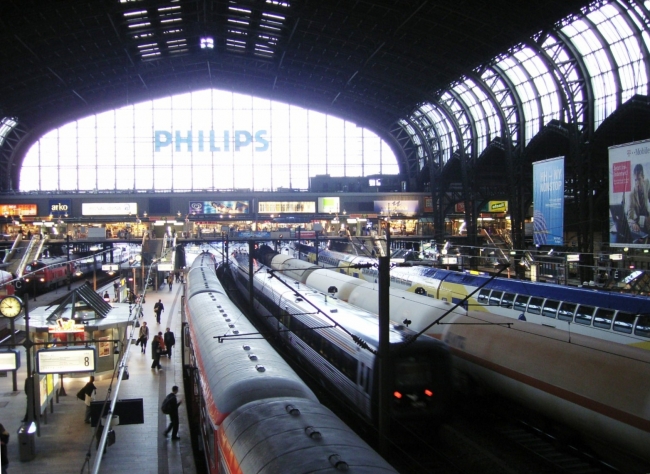 Lots of Trains in Hamburg Mainstation