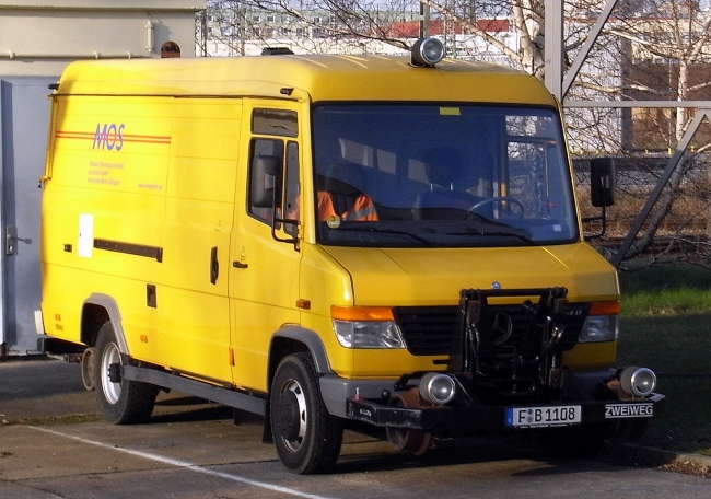 Road and rail vehicle